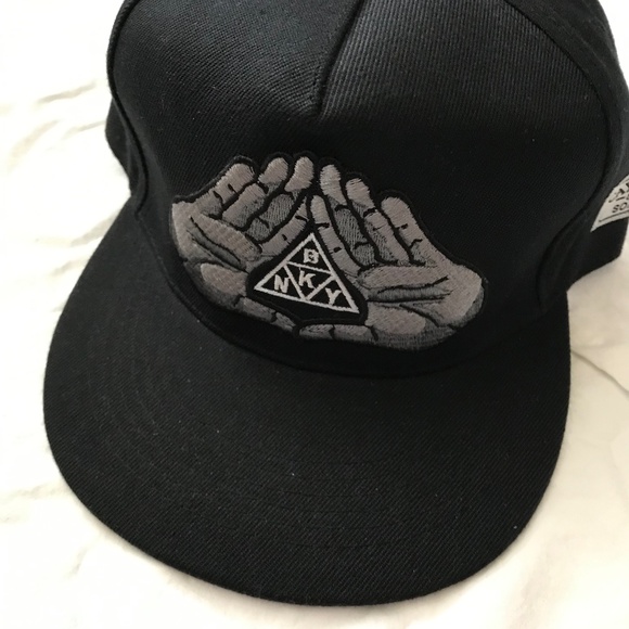 NWOT CAYLER & SONS BK NY Open Hands Snapback Cap Hat Black Grey White - Picture 2 of 8